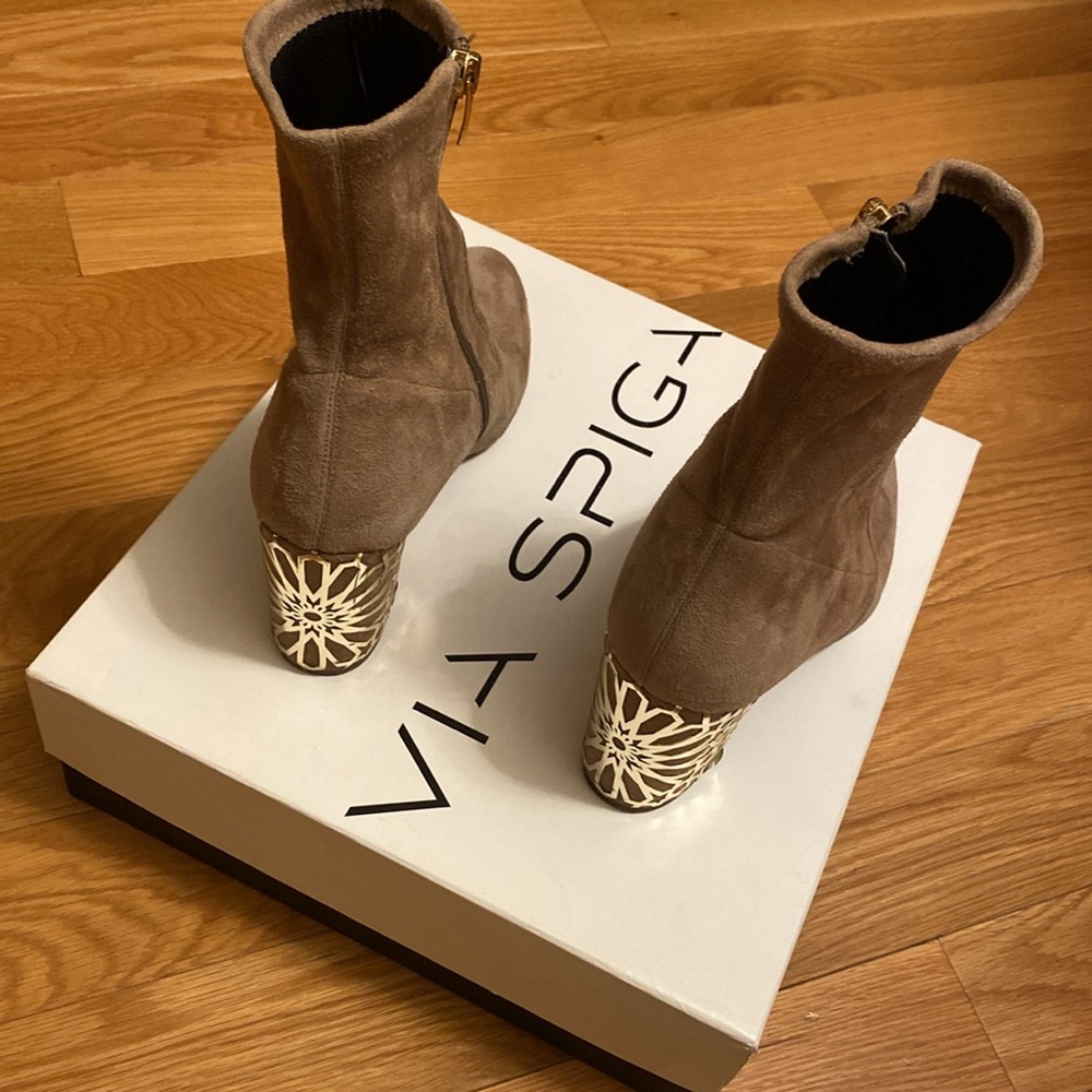 Via Spiga Elegant Tan Suede Ankle Boots